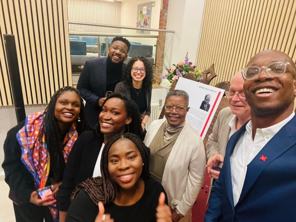 El equipo de campaña se une a la familia de Sir Arthur para una selfie de celebración.  (Delantero de izquierda a derecha) - Shey Forbes-Taylor, Christina Ivey, Martha Ojo (frente al centro);  La hija de Sir Arthur, Elizabeth Lewis-Channon, y su esposo, Steven Channon, con Brian Walker.  En la parte de atrás: Samantha Virgil, la nieta de Sir Arthur y su esposo Khari Motayne (Brian Walker)