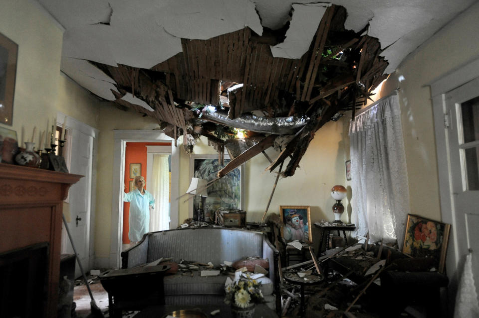 <b>Vom Sturm völlig überrascht </b> <br> <br> Das war ganz schön knapp: Bei den verheerenden Stürmen im Sommer 2012 in Lnychburg in Virginia wurde dieses Haus von einer riesigen Eiche fast völlig zerstört. (Bild: Reuters)