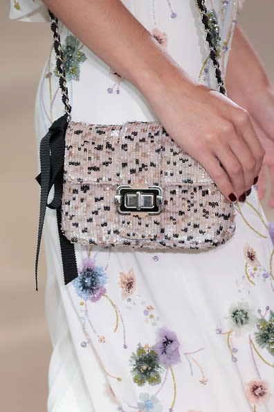 Diseños románticos. Si te gusta usar accesorios que causen sensación y evoquen elegancia, este bolso de la diseñadora californiana Monique Lhuillier es tu opción. Elaborada con chaquiras rosa pastel combinadas con negras y decorada con un sofisticado listón, esta bolsa es un must de temporada. - Foto: JP Yim/Getty Images for New York Fashion Week