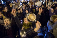 <p>Decenas de mujeres hacen ruido con diversos utensilios de cocina durante las movilizaciones vespertinas de Madrid (Photo: Marcos del Mazo/LightRocket via Getty Images) </p>