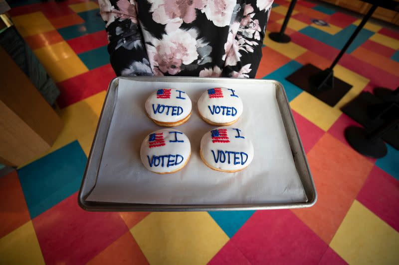 Donuts con el mensaje 'I voted' (He votado) en la tienda Voodoo Doughnut, en Universal City, California, EEUU, el 26 de octubre de 2020