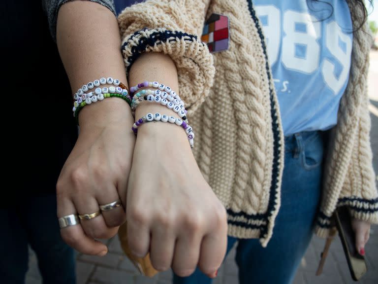 Outfits y friendship bracelets en el estreno de la película de Taylor Swift