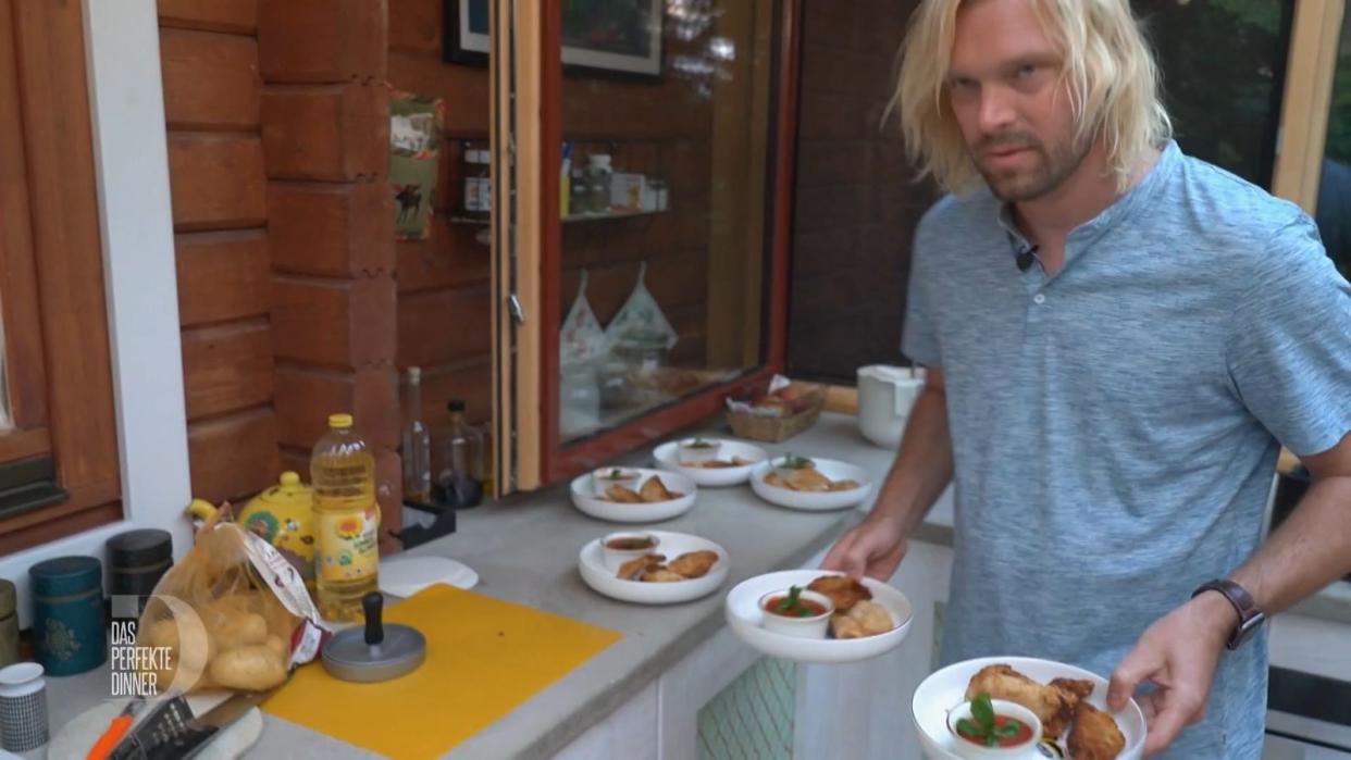 Etwas abgekämpft serviert Tobi um halb neun endlich die frittierten Ravioli als Vorspeise. 
 (Bild: RTL)