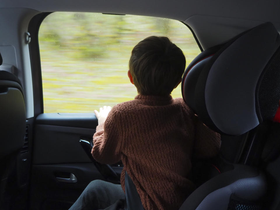 Die wenigsten Kinder geben sich während der Fahrt damit zufrieden, durchs Fenster zu schauen und sich damit zu beschäftigen (Symbolbild: Getty Images)