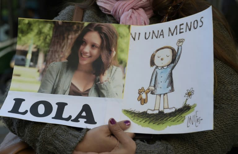 Una manifestante sostiene un retrato de la argentina Lola Chomnalez, asesinada en Uruguay, durante la manifestación "Ni una menos" contra el feminicidio en Buenos Aires, el 3 de junio de 2015 (JUAN MABROMATA)