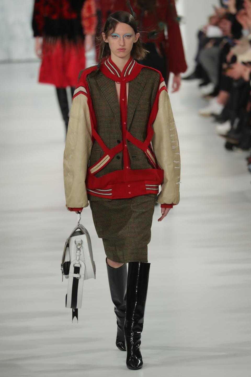 Ein Model trägt eine College-Jacke mit Cutouts bei der Maison-Margiela-Show.