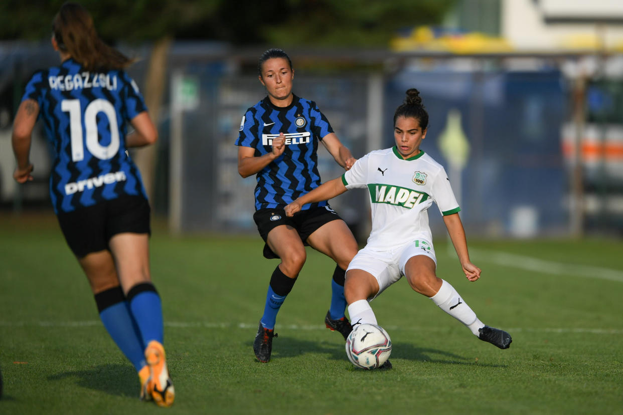 SESTO SAN GIOVANNI, ITALY - AUGUST 30: (BILD ZEITUNG OUT) Estefania Fuentes of U.S. Sassuolo Woman controls the ball during the Serie A Women match between Inter Women's and Sassuolo Women's at Stadio Breda on August 30, 2020 in Sesto San Giovanni, Italy. (Photo by Andrea Bruno Diodato/DeFodi Images via Getty Images)