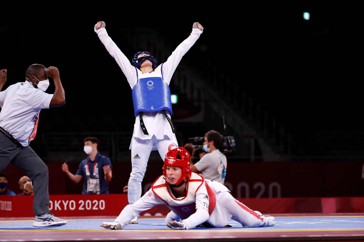 Lee Dabin celebrates as Bianca Walkden is beaten at the last (EPA)