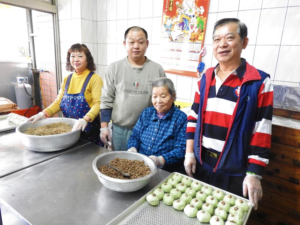 ▲「香桂阿嬤牌草仔粿」老闆李根呈（右一），右二為該店創始者香桂阿嬤，該店製作的草仔粿多使用艾草。記者李依頻攝