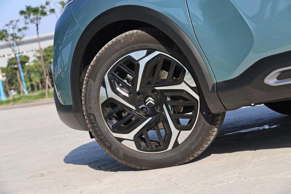 引進車型統一標配18吋黑銀雙色輪圈，搭配節能舒適取向的195/60R18配胎尺碼設定。