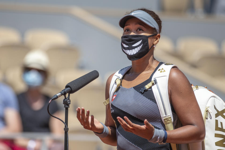 La tenista Naomi Osaka hablando ante un micrófono