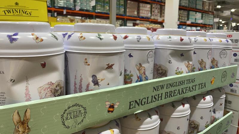 好市多賣場日前推出的彼得兔聯名款New English罐裝紅茶，被發現凹罐災情嚴重卻仍照原價販售。（翻攝「Costco好市多 商品經驗老實說」）