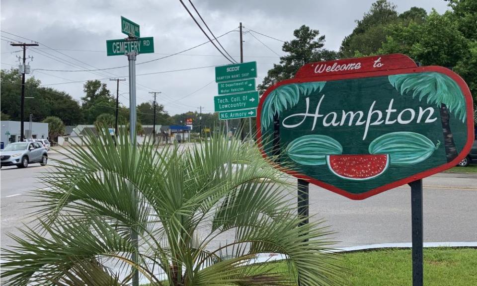 A sign welcomes people to Hampton, South Carolina.