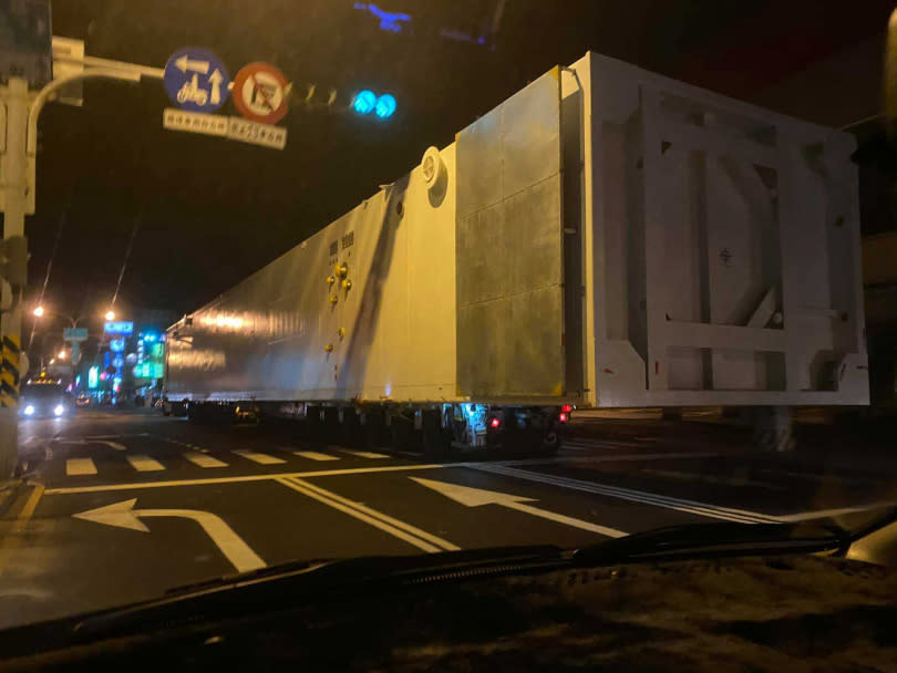 神秘白貨櫃車深夜現身台南街頭，長度破50公尺引網友熱議。（圖／翻攝自台南爆料公社-台南最大社團臉書）