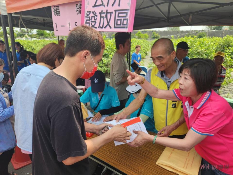 ▲護聖宮「愛心貨櫃車」開抵溪州鄉覆靈宮，開櫃後由志工們將愛心物資從貨櫃內搬出發放，領取物資的民眾大排長龍，讓偏鄉民眾感受滿滿的溫暖。（記者陳雅芳攝）