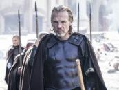 Es ist der britisch-amerikanische Schauspieler Richard Brake - hier fast wie bei "Game of Thrones" in der History-Hochglanzdoku "Aufstand der Barbaren" als König der Vandalen zu sehen. Übrigens: Er spielte in "Batman Begins" auch den Mörder von Bruce Waynes Eltern ... (Bild: A+E Networks/HISTORY)