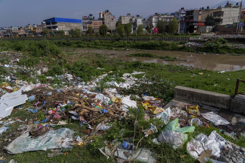 Basura en los márgenes del río Bagmati en Katmandú, Nepal, el martes 24 de mayo de 2022. Mala Kharel, miembro de un comité gubernamental que se creó para ayudar a limpiar el río. dijo que, a lo largo de los años, la campaña ha logrado recolectar alrededor del 80% de la basura en la orilla del río. Pero es una realidad que los esfuerzos se quedan cortos. (AP Foto/Niranjan Shrestha)