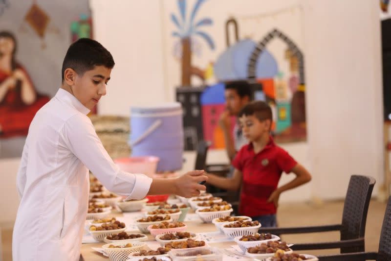 Sejumlah pengunjung mencicipi berbagai jenis kurma yang dipamerkan di festival kurma tahunan edisi keenam di Dhuluiya, Irak, pada 9 September 2022. (Xinhua/Khalil Dawood