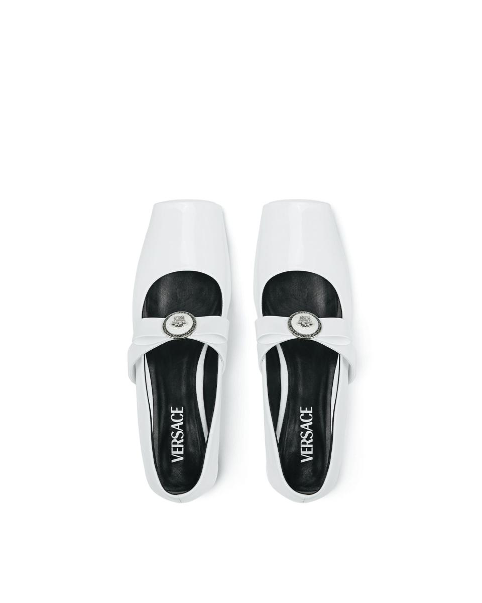 Gianni Ribbon白色芭蕾舞鞋。NT$31,000（VERSACE提供）