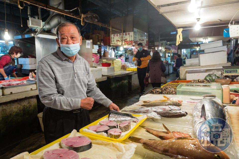 鄰近欣欣餐廳的台南鴨母寮菜市場，是吳火塗的後廚房。