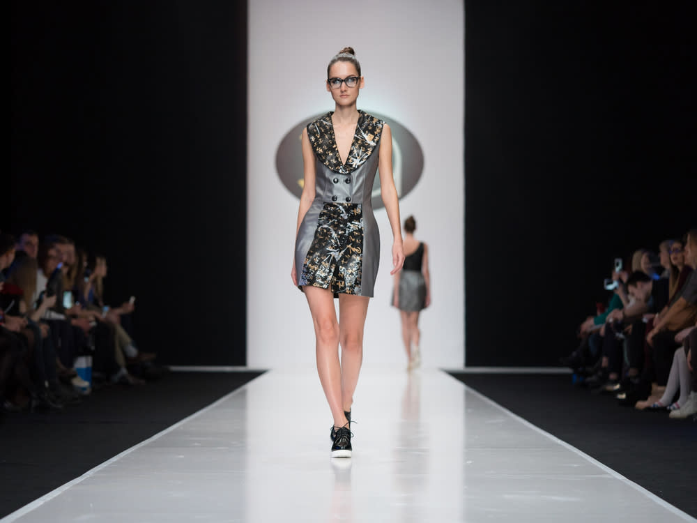 Auf den diesjährigen Fashion Weeks in Paris, New York, London und Mailand schickten diverse Designer ihre Models ohne Absatz auf den Laufsteg (Bild: alexander plonsky/ Shutterstock.com)