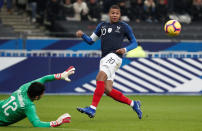 <p>Parti tout seul dans le dos de Laxalt, Kylian Mbappé s’est retrouvé seul face au gardien adverse à la 15e minute. Mais son petit ballon piqué n’est pas cadré. Toujours 0-0. (crédit Reuters) </p>