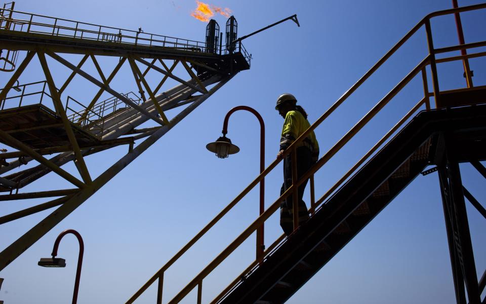 oil worker - Credit: Angel Navarrete/Bloomberg Finance