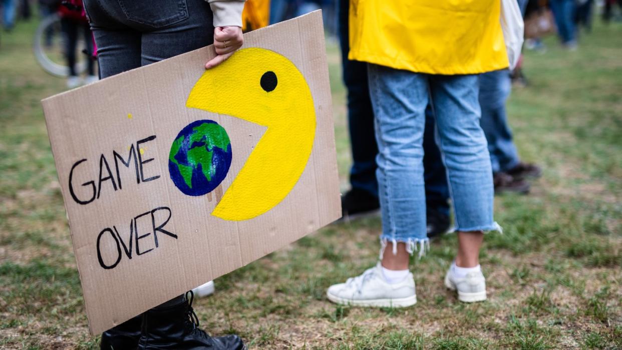 Protest der Klimaschutzbewegung Fridays for Future. Im Pariser Klimaabkommen hatte sich die Weltgemeinschaft verpflichtet, die Erwärmung der Erde bei unter zwei Grad und möglichst bei nur 1,5 Grad zu stoppen.