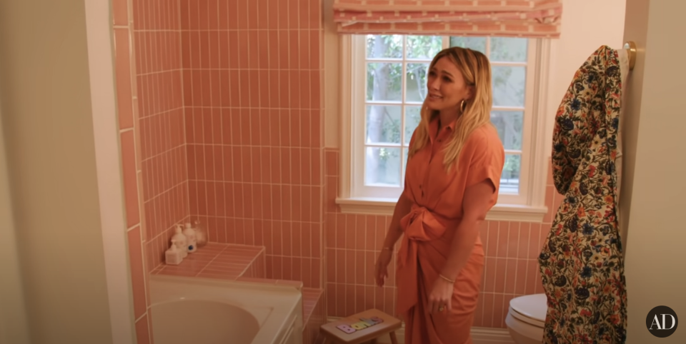 Hilary Duff in her daughter's bathroom