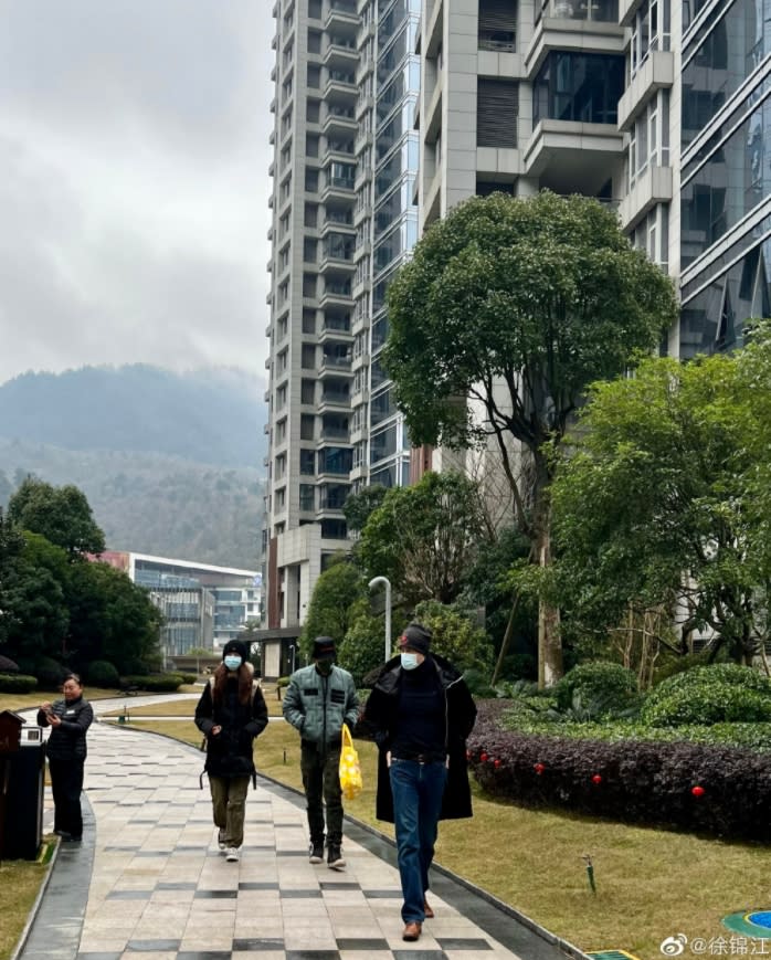 徐錦江在21日曬出家人散步照，讓網友瘋猜他是否還有一個未曾露面的女兒。（圖／翻攝自徐錦江微博）