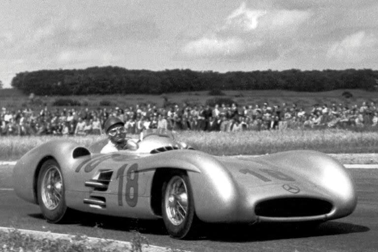 En su Mercedes W196 en el Gran Premio de Francia en Reims, el 4 de julio de 1954.