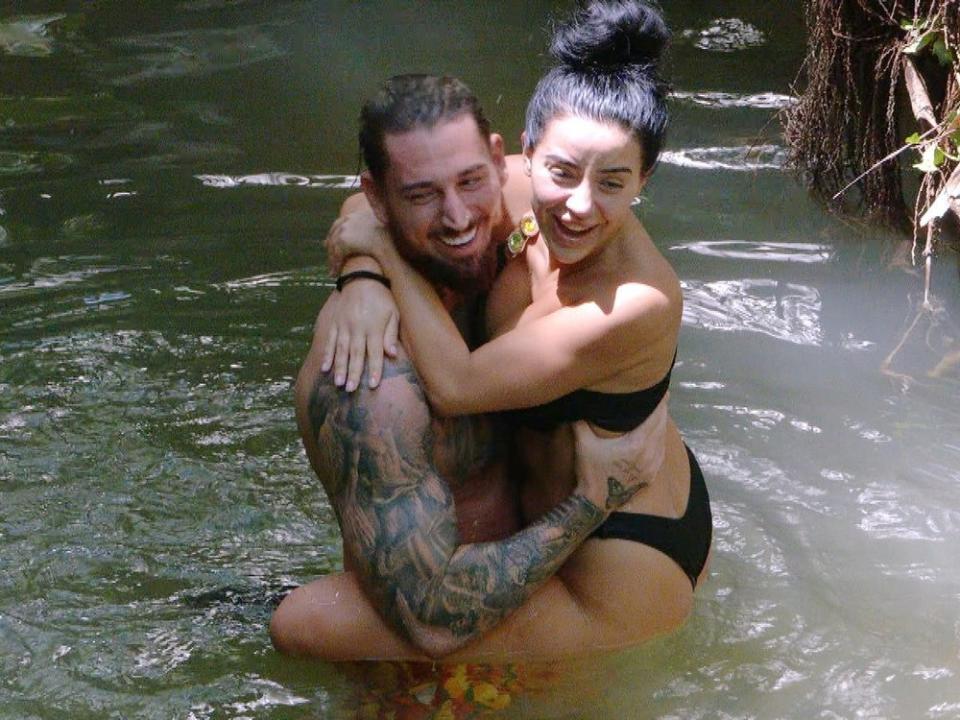 Mike und Leyla kommen sich im Weiher näher - was Kim so gar nicht schmeckt. (Bild: RTL)