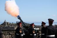 Miembros del 105 Regimiento Real de Artillería lanzan salvas de cañón en homenaje por la muerte del príncipe Felipe, en el Castillo de Edimburgo, Escocia.