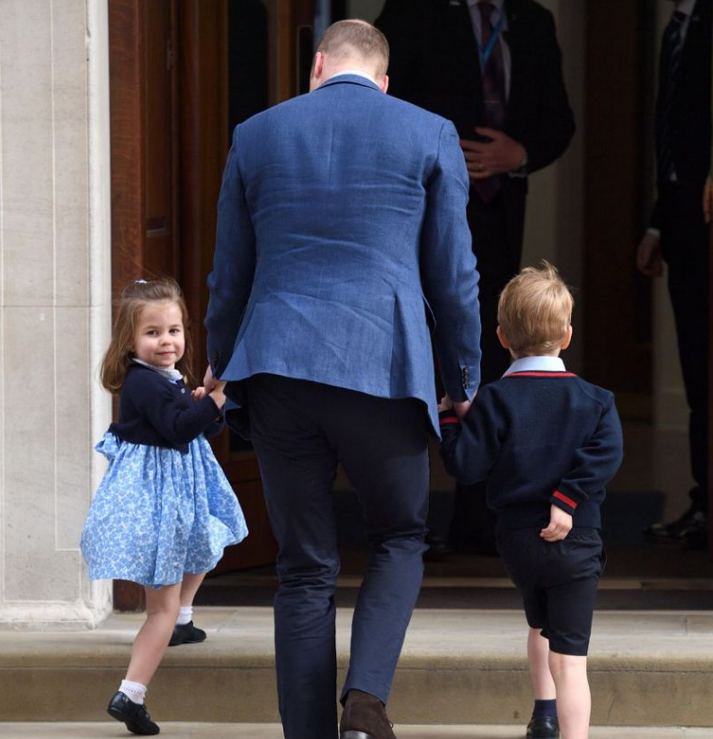 Prinz George und Prinzessin Charlotte auf dem Weg in den Lindo Flügel.