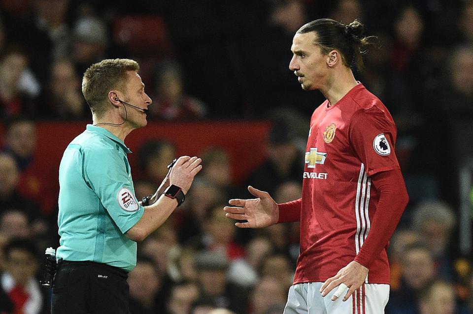 <p>Entre Zlatan et les arbitres, c’est une longue histoire d’amour… Le buteur de MU a écopé de 13 galettes rouges depuis le début des années 2000. </p>