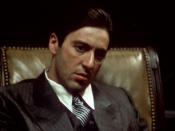 <p>Al Pacino verkörpert in “Der Pate” den Weltkriegs-Veteran und jüngsten Sohn des Mafiosi ‘Michael Corleone’. Eigentlich will er nichts mit den kriminellen Machenschaften des Vaters zu tun haben, rettet ihn aber vor einem zweiten Mordanschlag und übernimmt später die Führung der Geschäfte. (Bild-Copyright: Paramount Pictures/REX/Shutterstock) </p>