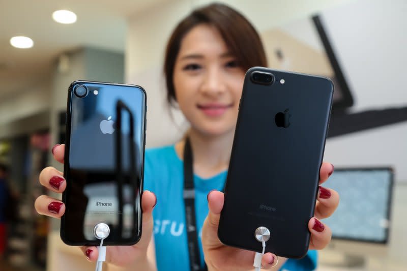 20160916-蘋果專賣店STUDIO A 16日開賣iPhone 7，並於現場展示曜石黑（左）及全新霧黑（右）機款。（顏麟宇攝）
