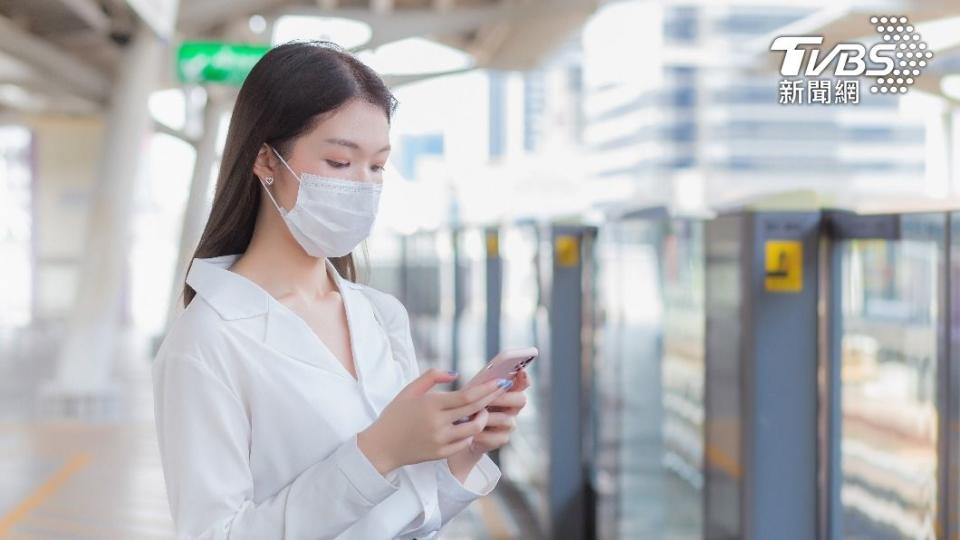 雙鐵表示，即使在戶外月台，也需要戴好口罩。（示意圖／Shutterstock達志影像）