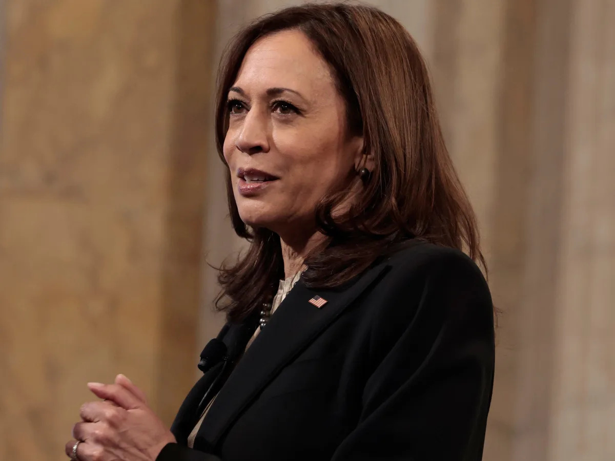 Kamala Harris viewed White House aides not standing when she walked into a room ..