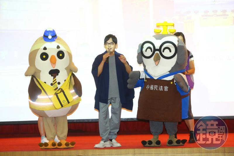 台北地院邀請黃子佼與法官洪甯雅和國民法官吉祥物代言宣導。