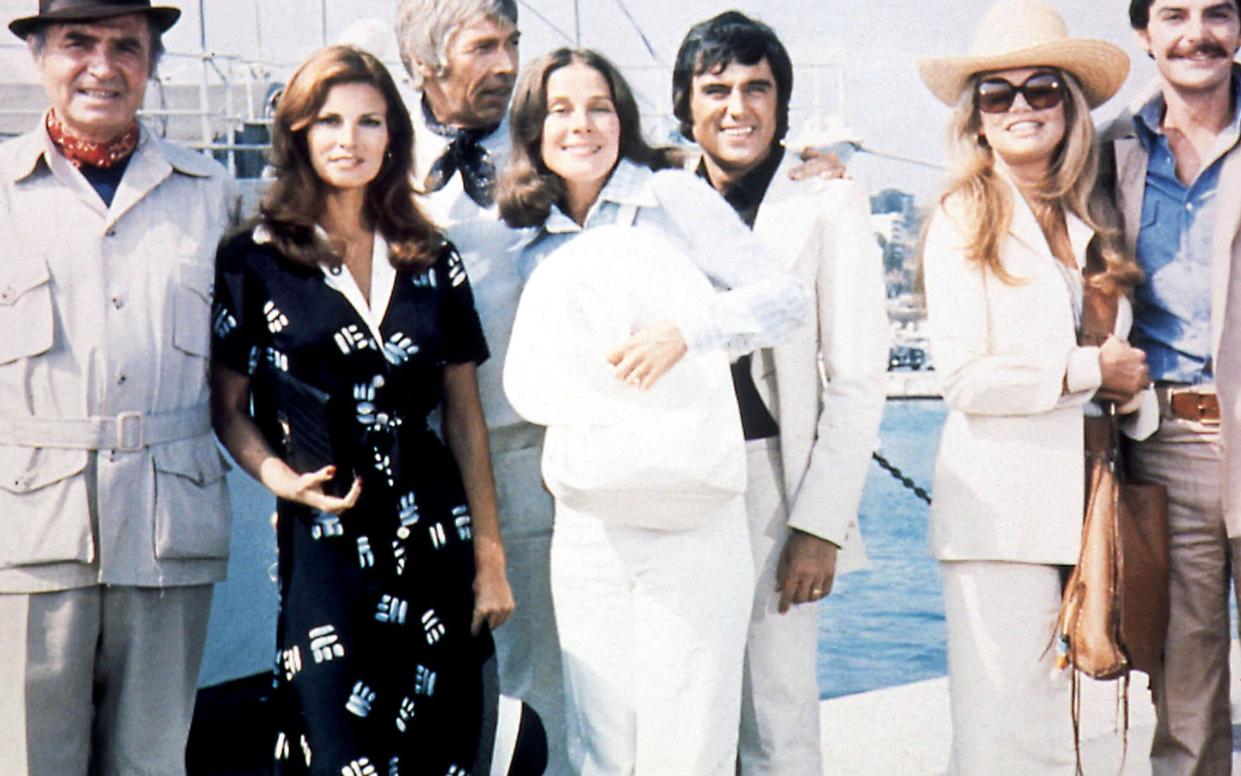 James Mason, Raquel Welch, James Coburn, Joan Hackett, Herbert Ross, Dyan Cannon and Richard Benjamin on the set of The Last Of Sheila - Alamy