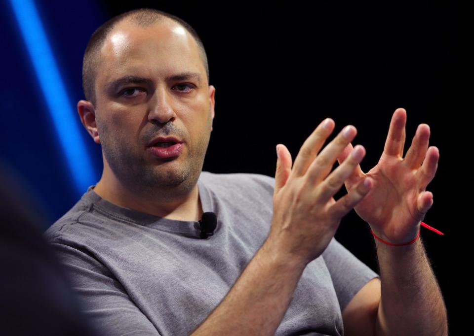 <p>El CEO y fundador de Whatsapp, Jan Koum, que actualmente posee 7.400 millones de euros, ni siquiera tenía agua caliente en la casa de Kiev en la que pasó su niñez. Llegó a los 16 años a Estados Unidos junto a su madre y consiguieron un apartamento gracias a la ayuda del gobierno. Su primer trabajo fue limpiando el suelo en una tienda. (Foto: Mike Blake / Reuters). </p>