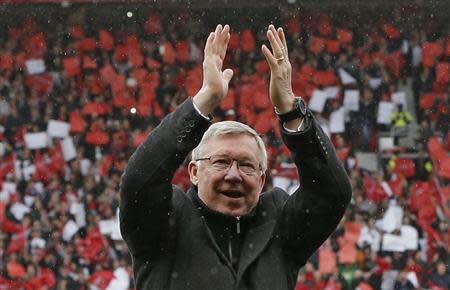 Manchester United manager Alex Ferguson applauds to the crowd while arriving on the pitch at Old Trafford for the last time before retiring, before the English Premier League soccer match against Swansea City at Old Trafford stadium in Manchester, northern England May 12, 2013. REUTERS/Phil Noble
