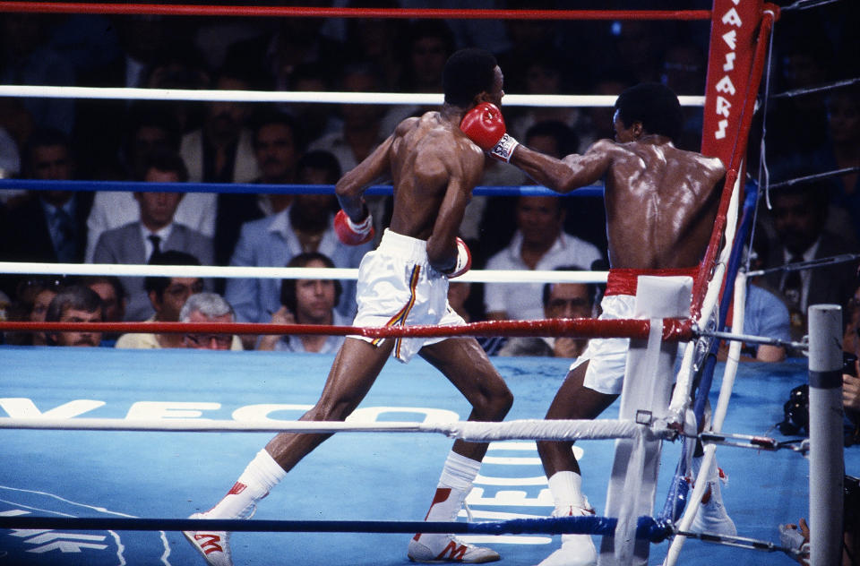 Paradise, NV - 1981: (L-R) Thomas Hearns, Sugar Ray Leonard boxing at Caesars Palace, September 16, 1981. (Photo by Heinz Kluetmeier /Disney General Entertainment Content via Getty Images)