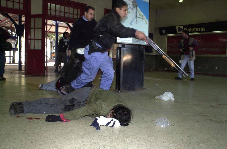 Impactantes imágenes del día de la muerte de los jóvenes militantes Kosteki y Santillán en la estación de Avellaneda