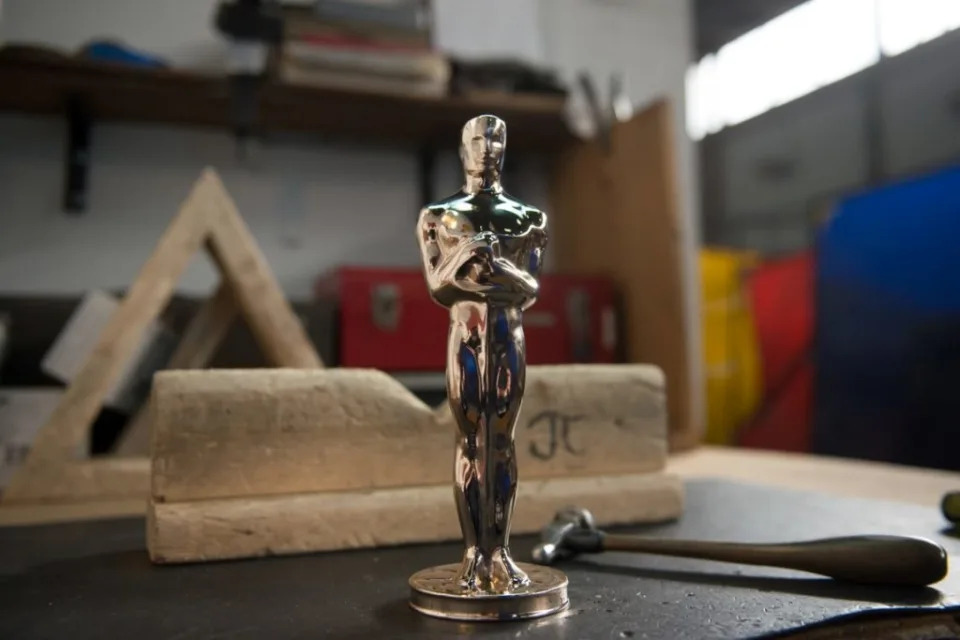 Una estatuilla de los Premios Oscar puesta en una mesa. | Polich Tallix.