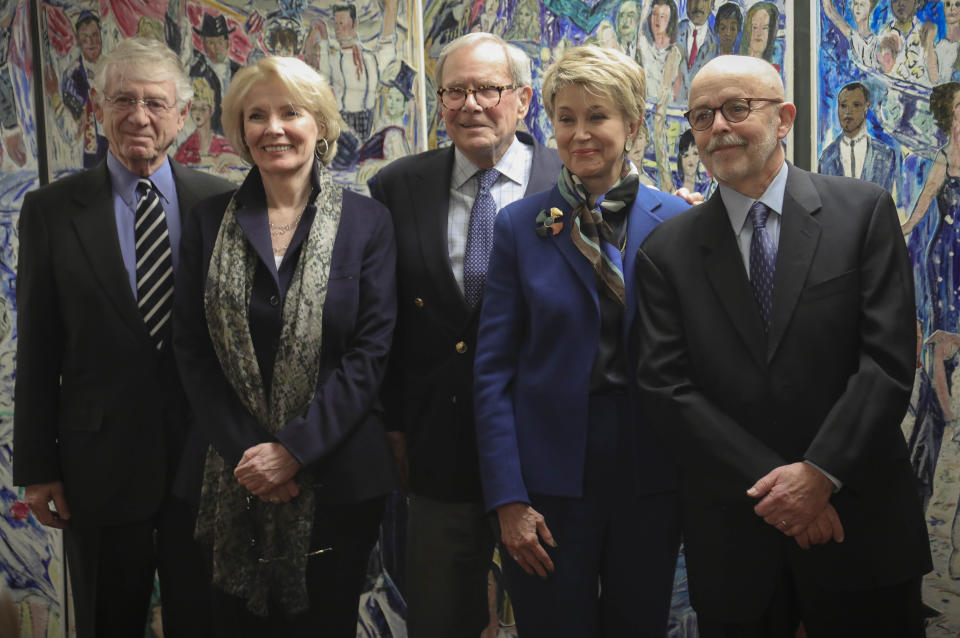 Former ABC and how Ted Koppel, far left, Wall Street columnist Peggy Noonan, second from left, former NBC anchor Tom Brokaw, center, CBS "Sunday Morning" host Jane Pauley, second from right, and Associated Press photojournalist and Pulitzer Prize winner Richard Drew, far right, pose before their induction into The Deadline Club 2019 New York Journalism Hall of Fame, Thursday Nov. 21, 2019, in New York. Drew, a staff photographer for AP in New York known for taking the The Falling Man photograph during the Sept. 11, 2001 attacks, is the first photojournalist to be inducted. (AP Photo/Bebeto Matthews)