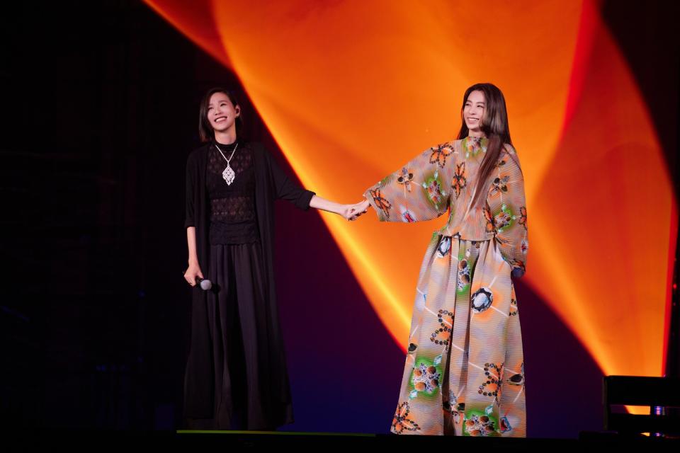 安溥（左）擔任田馥甄演唱會嘉賓。何樂音樂提供
