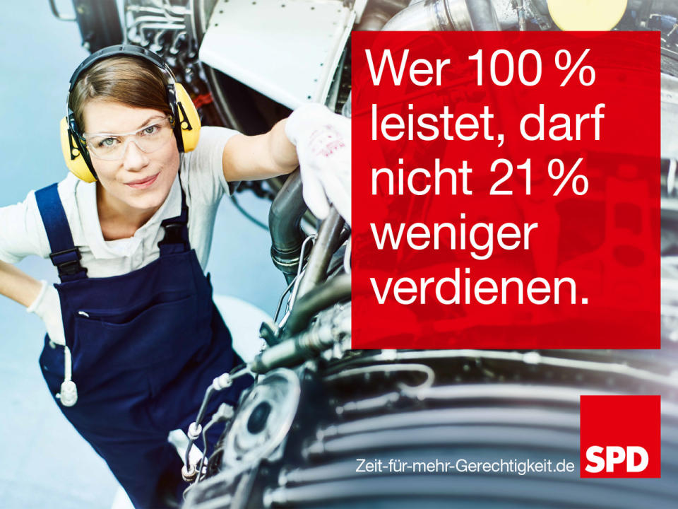 Etwas provokativer hingegen: Eine Facharbeiterin mit Schallschutzkopfhörern erinnert auf diesem SPD-Wahlplakat daran, dass es nicht sein kann, dass sie 21 Prozent weniger Lohn erhält als ihr männlicher Kollege. Und wie sieht es bei den anderen Parteien aus? (Bild-Copyright: SPD)