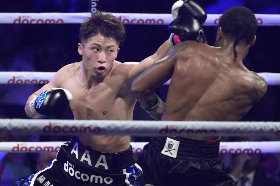 Naoya Inoue, a la izquierda, de Japón, lanza un puñetazo contra Stephen Fulton de EE. UU., durante la séptima ronda de un combate de boxeo por los títulos mundiales unificados de peso supergallo del CMB y la OMB en Tokio, el martes 25 de julio de 2023. (Foto AP/Hiro Komae)